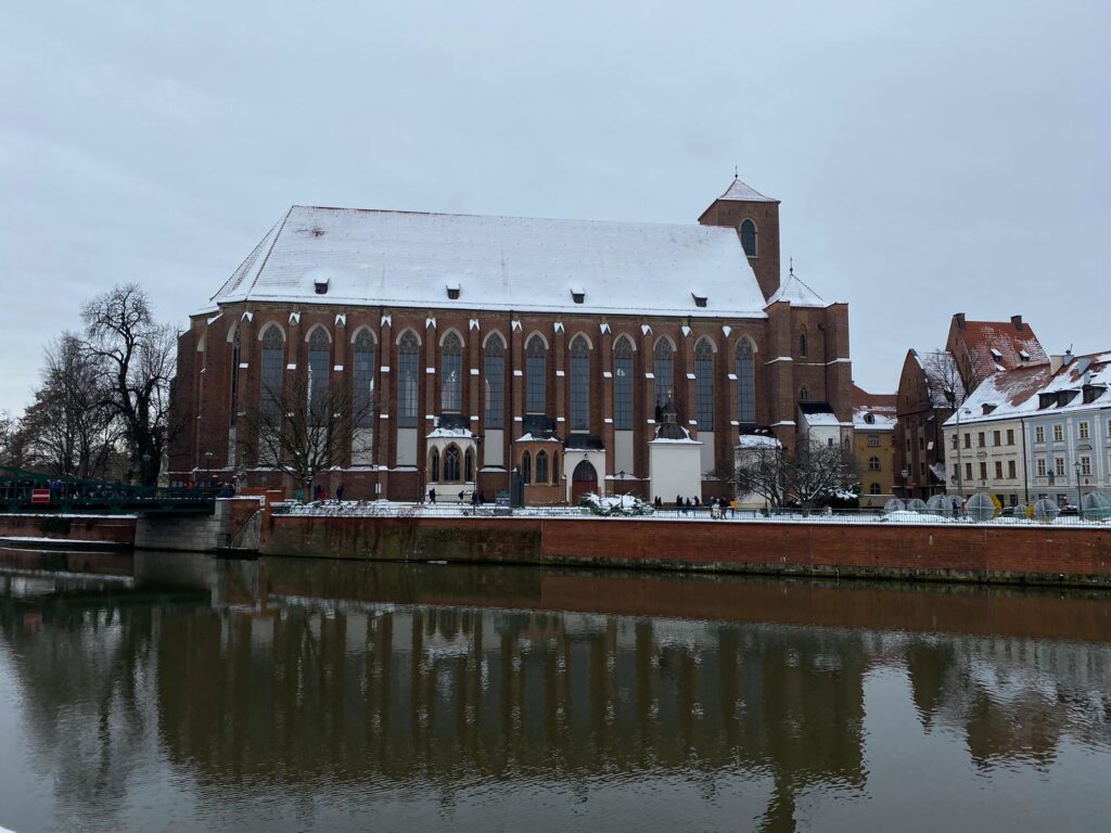 Zasnežený kostol na Tumskom moste.