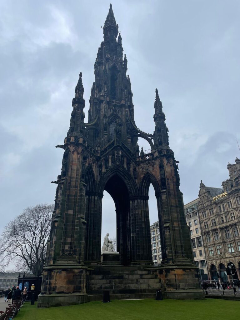 Scott Monument je druhý najväčší pamätník spisovateľovi na svete
