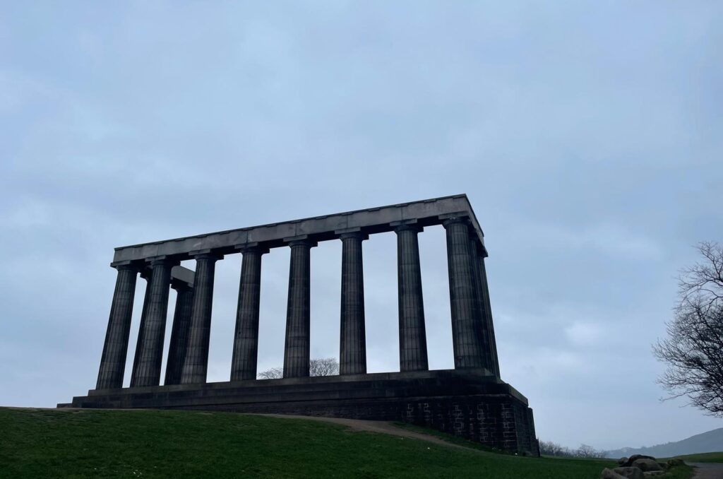 Calton HIll nachádzajúci sa na vrchu v centre Edinburghu